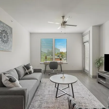 Park West 450 1Bedroom Suite, Pool, Gym, Parking